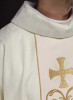 Ornat liturgiczny ecru z ozdobnym pasem – detal symbolu