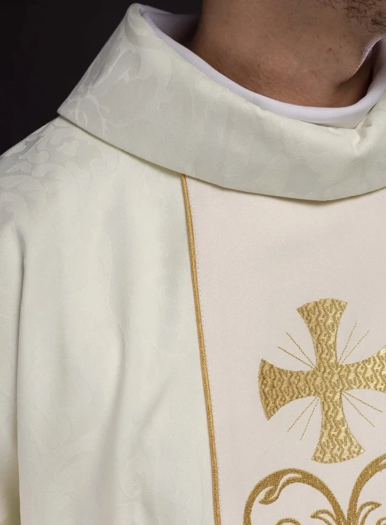 Ornat liturgiczny ecru z ozdobnym pasem – detal symbolu