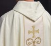 Ornat liturgiczny ecru z ozdobnym pasem – widok przodu