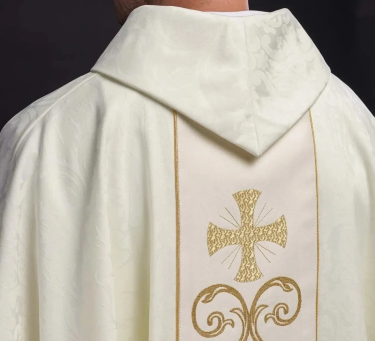 Ornat liturgiczny ecru z ozdobnym pasem – widok przodu