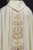 Ornat liturgiczny ecru z ozdobnym pasem – widok tyłu