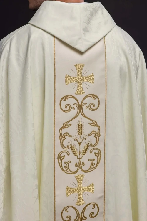 Ornat liturgiczny ecru z ozdobnym pasem – widok tyłu