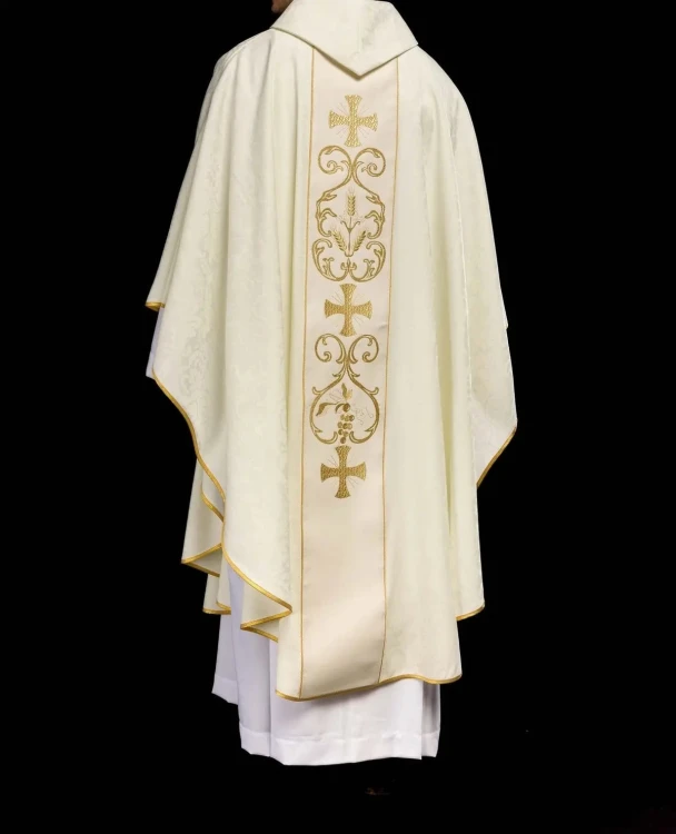 Ornat liturgiczny ecru z ozdobnym pasem – detal tkaniny