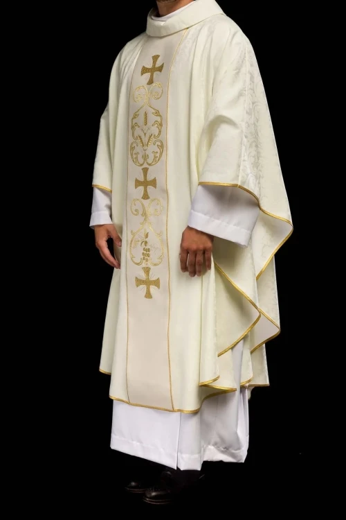 Ornat liturgiczny ecru z ozdobnym pasem – układ na sylwetce