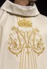 Ornat maryjny ecru błyszczący kamieniami – zbliżenie haftu