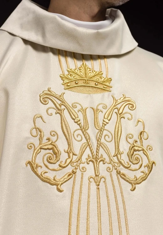 Ornat maryjny ecru błyszczący kamieniami – zbliżenie haftu