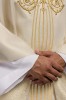 Ornat maryjny ecru błyszczący kamieniami – detal symbolu