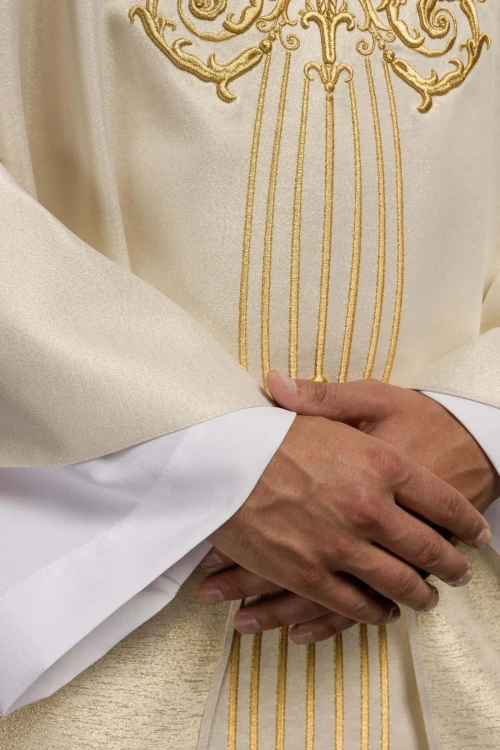 Ornat maryjny ecru błyszczący kamieniami – detal symbolu