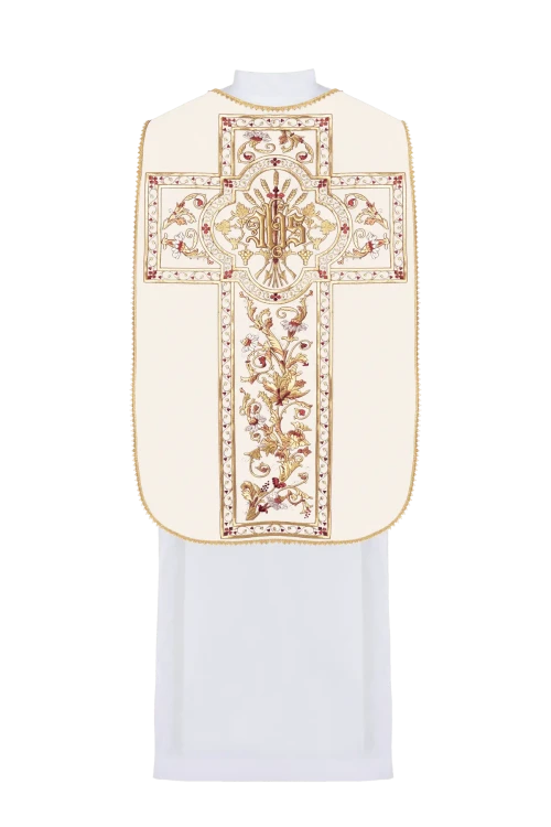 Ornat rzymski ecru haftowany motywem IHS – zbliżenie haftu