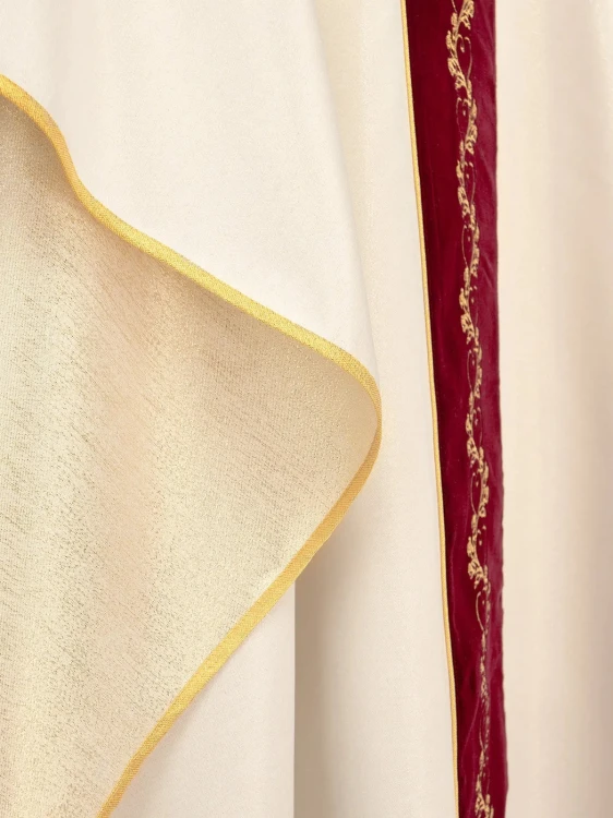 Ornat ślubny ecru z czerwonym aksamitnym pasem – detal symbolu