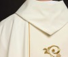 Zdobiony ornat ecru z symbolem IHS – widok przodu