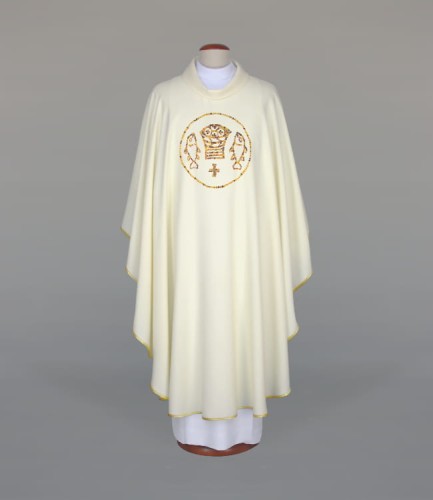 Ornat zdobiony haftem eucharystycznym