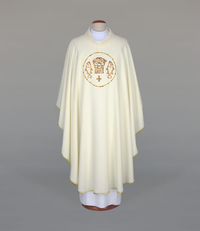 Ornat zdobiony haftem eucharystycznym
