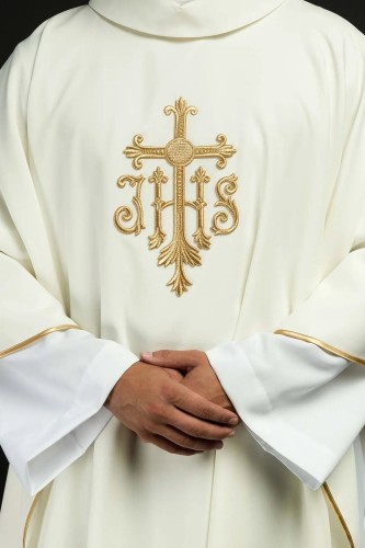 Ornat ecru z haftowanym krzyżem i monogramem IHS