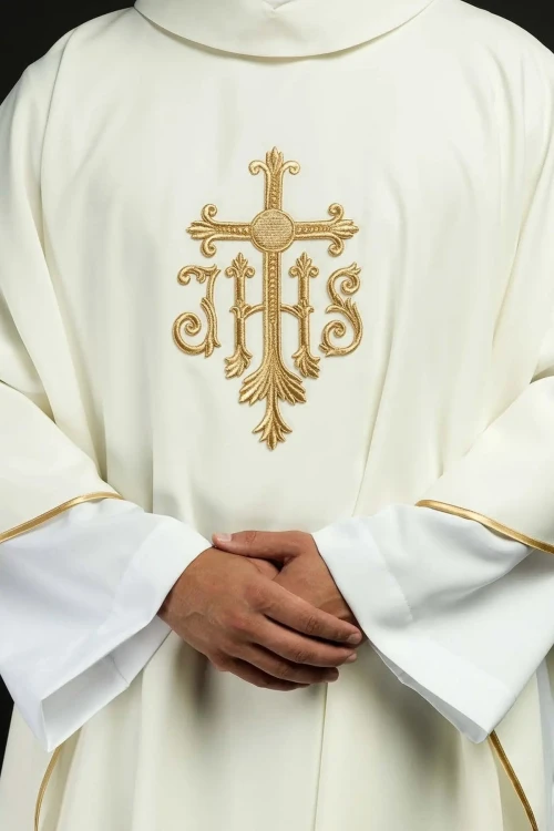 Ornat ecru z haftowanym krzyżem i monogramem IHS