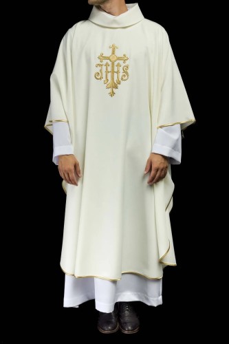 Ornat ecru z haftowanym krzyżem i monogramem IHS – pełny widok