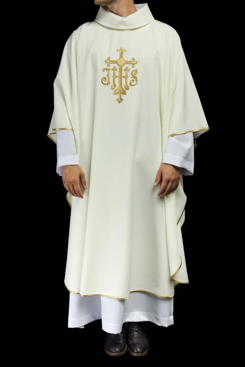 Ornat ecru z haftowanym krzyżem i monogramem IHS – pełny widok