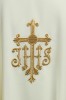 Ornat ecru z haftowanym krzyżem i monogramem IHS – zbliżenie haftu
