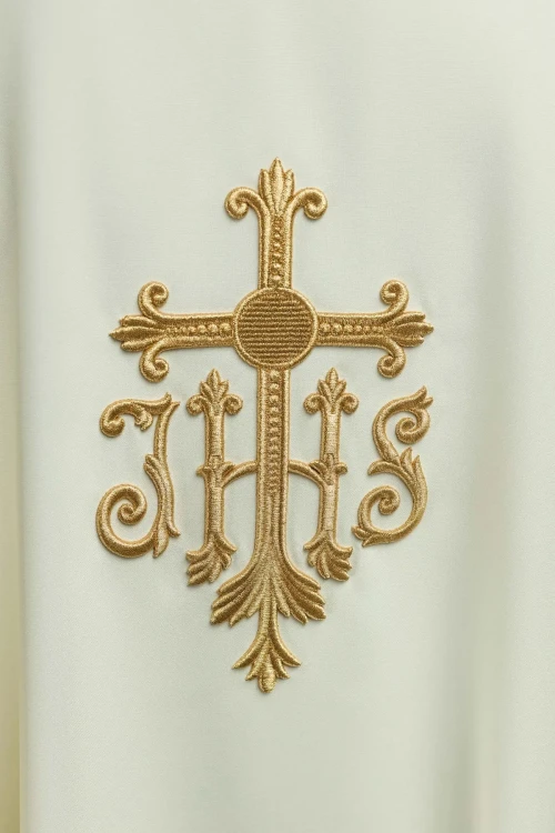 Ornat ecru z haftowanym krzyżem i monogramem IHS – zbliżenie haftu