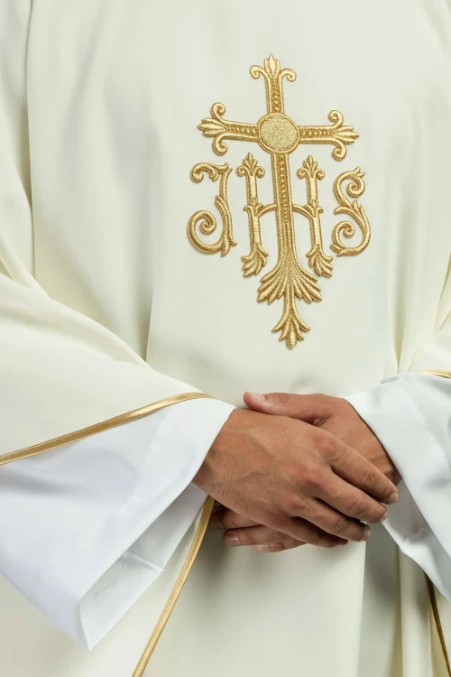 Ornat ecru z haftowanym krzyżem i monogramem IHS – detal symbolu