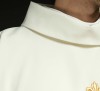 Ornat ecru z haftowanym krzyżem i monogramem IHS – wykończenie kołnierza