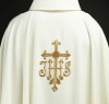 Ornat ecru z haftowanym krzyżem i monogramem IHS – widok przodu