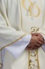 Ornat ecru ślubny z obrączkami – detal symbolu