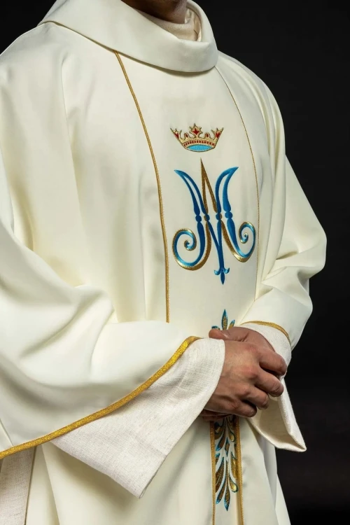 Ornat ecru z motywem maryjnym – detal symbolu