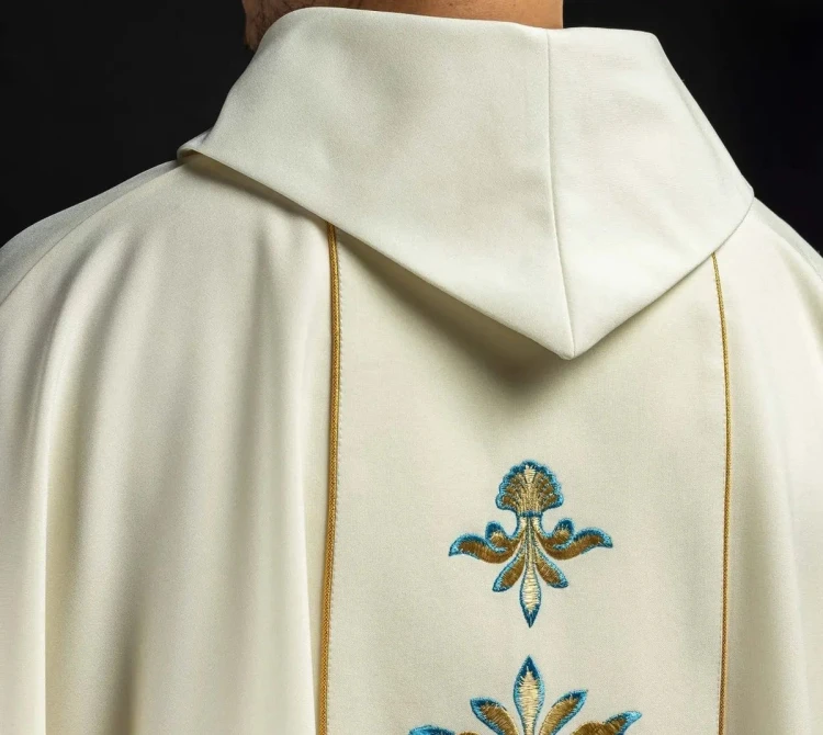 Ornat ecru z motywem maryjnym – wykończenie kołnierza