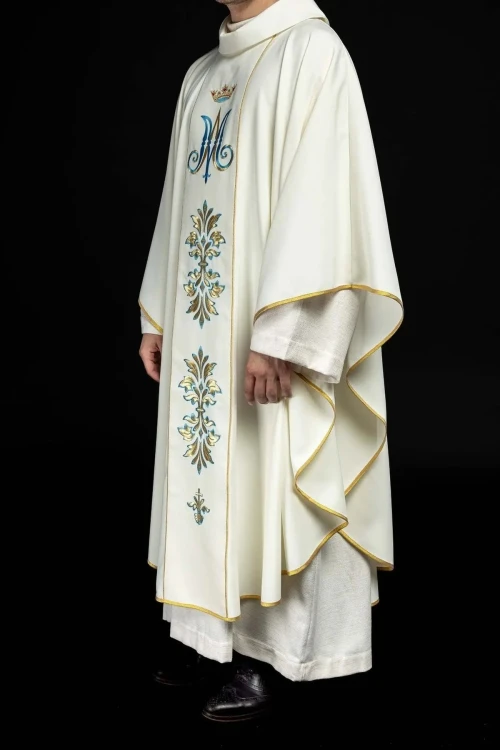 Ornat ecru z motywem maryjnym – widok tyłu