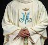 Ornat ecru z motywem maryjnym – detal tkaniny