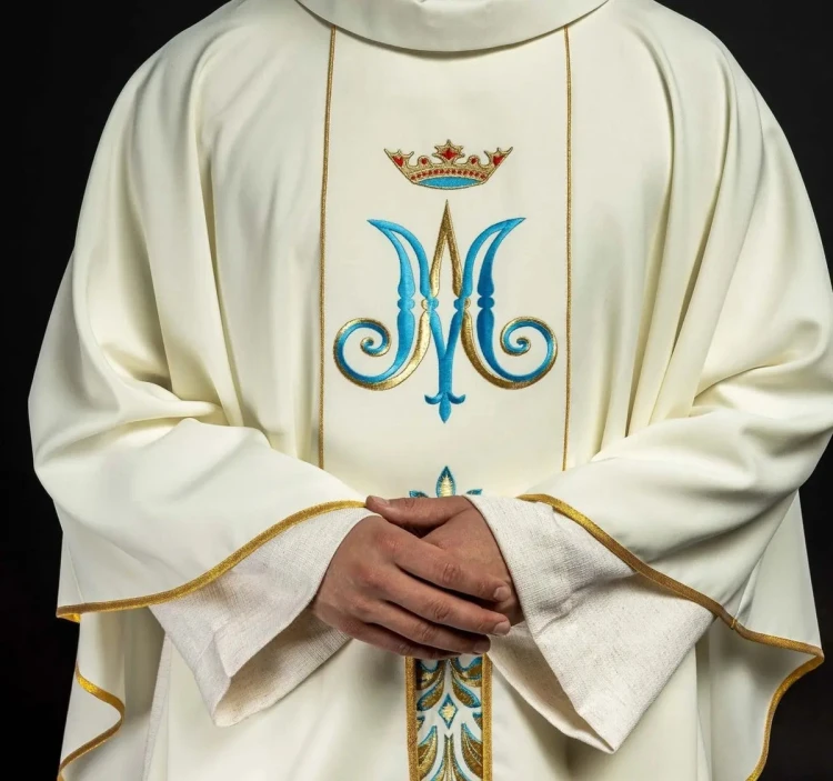 Ornat ecru z motywem maryjnym – detal tkaniny