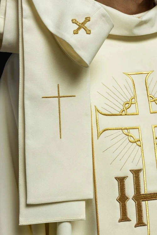 Ornat ecru z ozdobnym pasem IHS z winogronami i kłosami oraz złotym obszyciem – detal symbolu