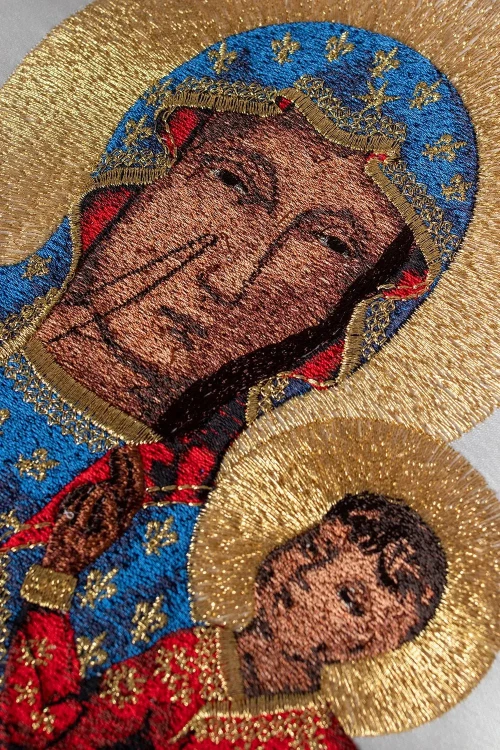 Ornat ecru z wizerunkiem Matki Bożej Częstochowskiej – detal symbolu