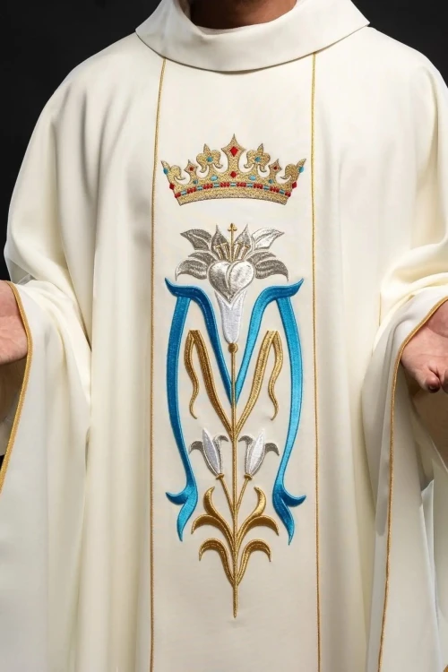 Ornat maryjny ecru z haftem korony – zbliżenie haftu