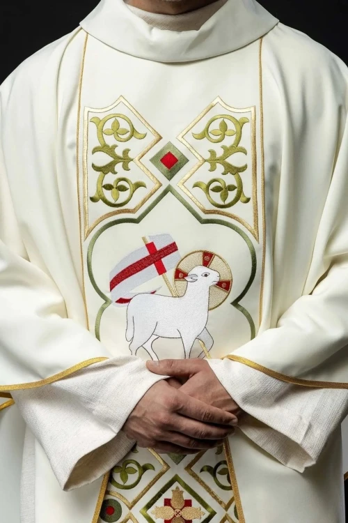 Haftowany ornat ecru z motywem baranka – widok tyłu