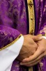 Ornat fioletowy z kamieniami naturalnymi – wykończenie kołnierza