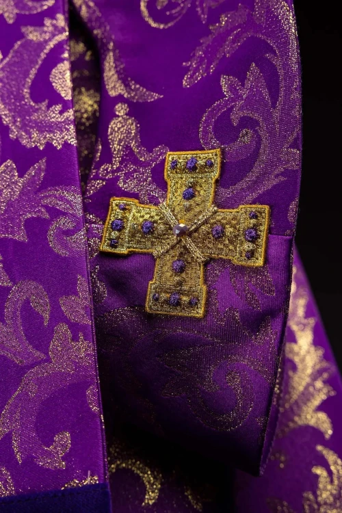 Ornat fioletowy z kamieniami naturalnymi – widok tyłu