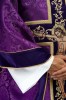 Fioletowy ornat haftowany wzorem Jezusa Chrystusa – detal symbolu