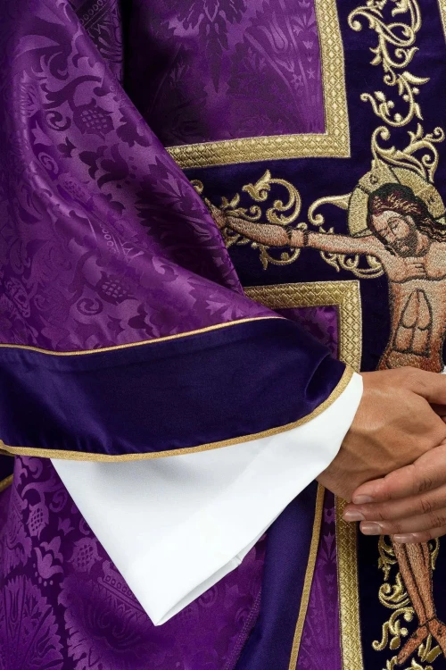 Fioletowy ornat haftowany wzorem Jezusa Chrystusa – detal symbolu