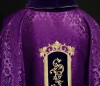 Fioletowy ornat haftowany wzorem Jezusa Chrystusa – widok tyłu
