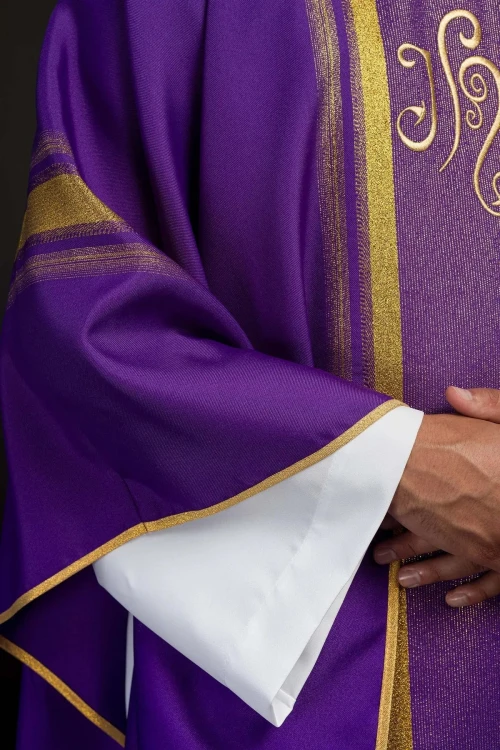 Fioletowy ornat haftowany ze wzorem IHS ze złoceniem – wykończenie kołnierza