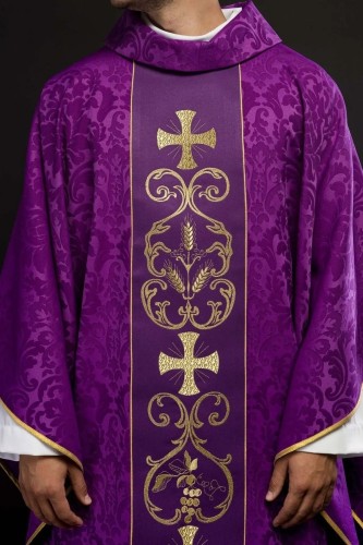 Fioletowy ornat liturgiczny ozdobiony haftowanym pasem