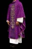 Fioletowy ornat liturgiczny ozdobiony haftowanym pasem – pełny widok
