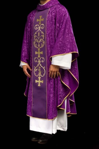 Fioletowy ornat liturgiczny ozdobiony haftowanym pasem – pełny widok
