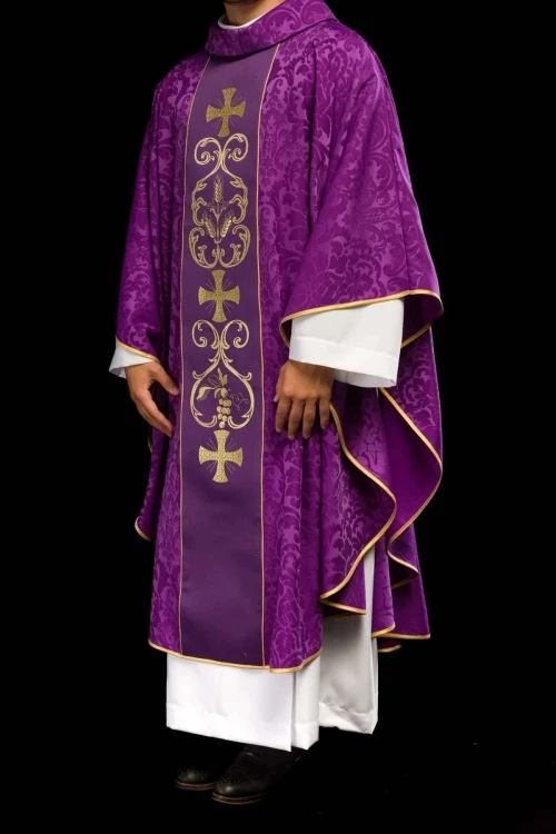 Fioletowy ornat liturgiczny ozdobiony haftowanym pasem – pełny widok