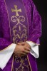 Fioletowy ornat liturgiczny ozdobiony haftowanym pasem – zbliżenie haftu