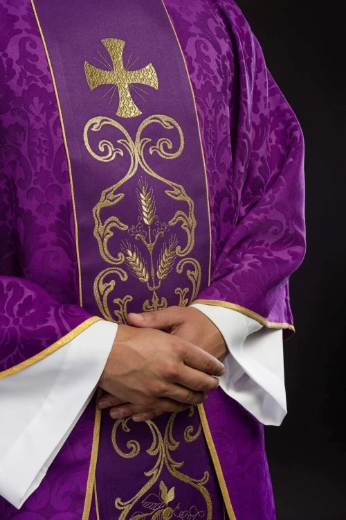 Fioletowy ornat liturgiczny ozdobiony haftowanym pasem – zbliżenie haftu