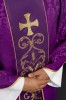 Fioletowy ornat liturgiczny ozdobiony haftowanym pasem – detal symbolu