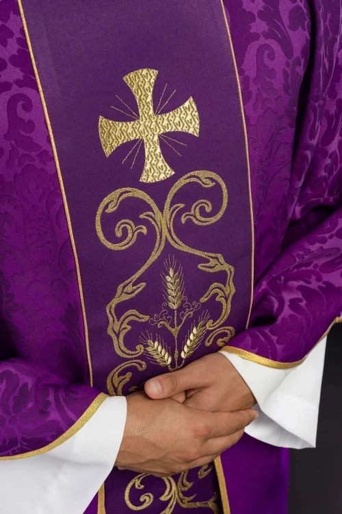 Fioletowy ornat liturgiczny ozdobiony haftowanym pasem – detal symbolu